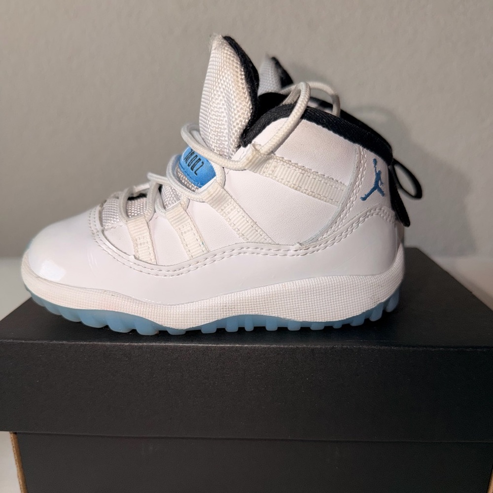 Jordan Kids Sneakers in White and Blue